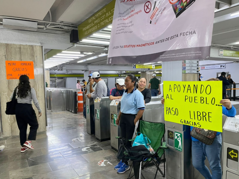 Siguen las protestas de la CNTE, dan acceso gratuito al Metro