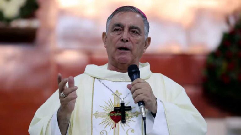 Obispo Rangel Mendoza ingresó a hotel acompañado de otro hombre