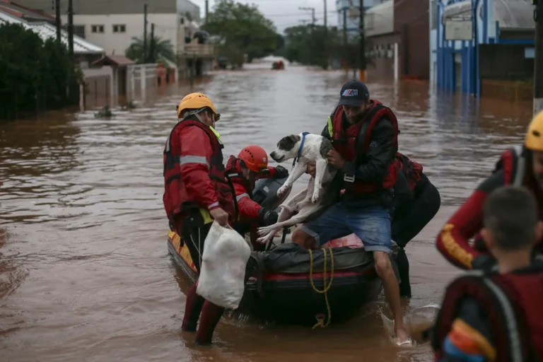 lluvias torrenciales dejan inundaciones, destrucción y muerte en Brasil (video)