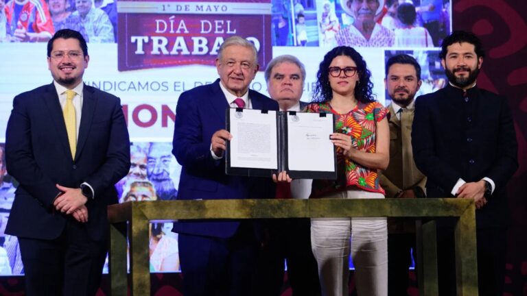 AMLO firma decreto para crear fondo de pensiones para el bienestar