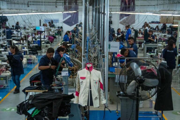 Presentan uniforme de gala de México para los Olímpicos de París 2024