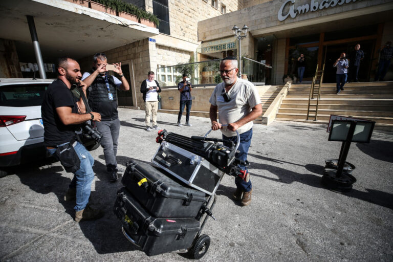 Israel ordena el cierre de Al Jazeera y confisca su equipo