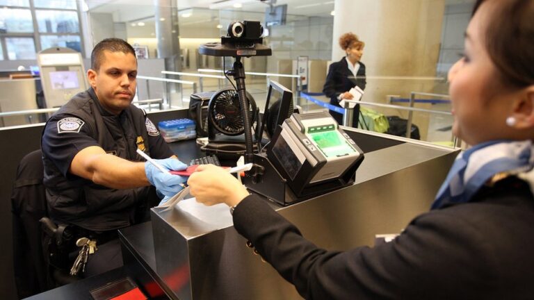 Emite Estados Unidos alerta a sus aerolíneas para frenar la migración irregular