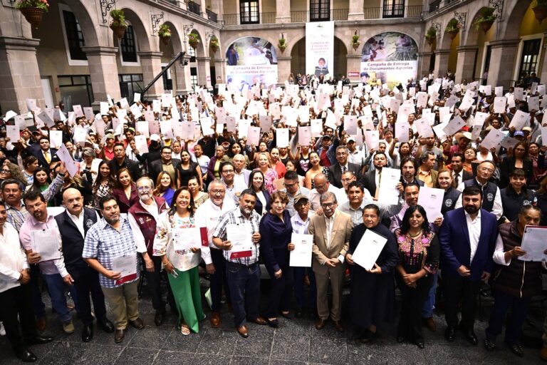 Gobernadora Delfina Gómez Entrega Documentos Agrarios Tras 30 Años de Olvido