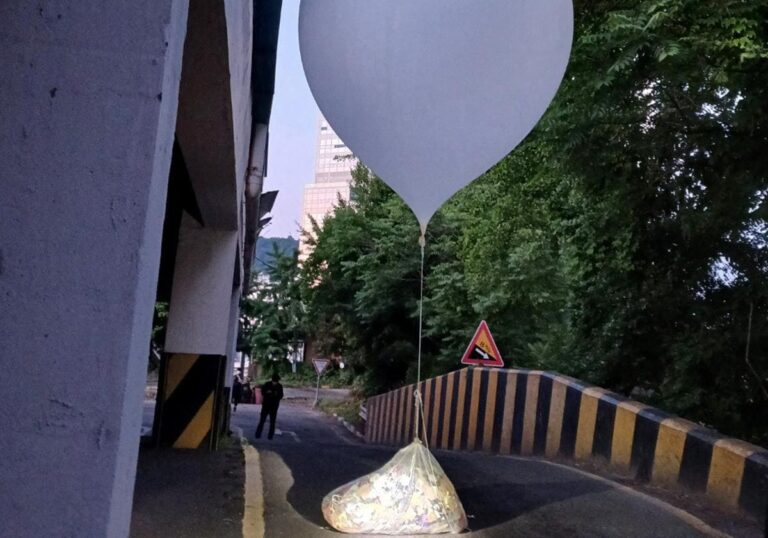 Crece la tensión, régimen de Kim Jong-un volvió a lanzar globos con basura a Corea del Sur