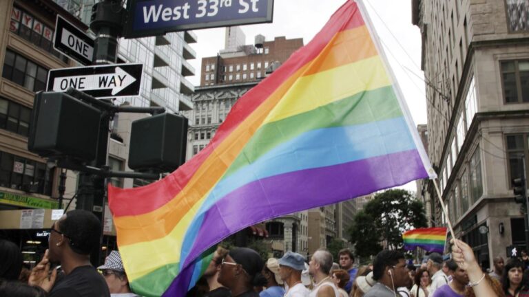 Del Stonewall a la Celebración Global: La Historia del Día Internacional del Orgullo LGBT+