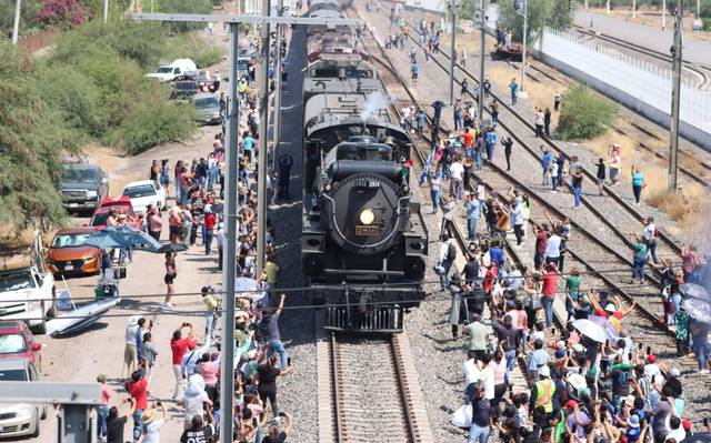 Paso de la locomotora «La Emperatriz» sigue causando revuelo (video)