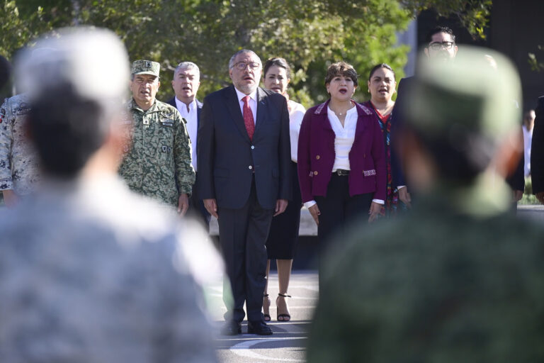 Gobernadora Delfina Gómez encabeza ceremonia de izamiento de Bandera y arranque de la campaña de Destrucción de Armamento