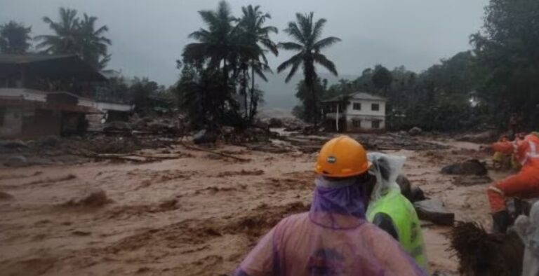 India entre inundaciones y destrucción, se temen cientos de muertos (video)