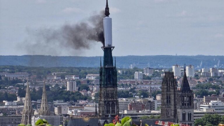 Se incendia aguja de la catedral de Ruán en Francia (video)