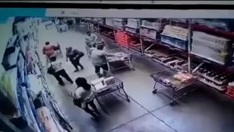 ¡Cuidado! montachoques en pasillos de supermercado (video)