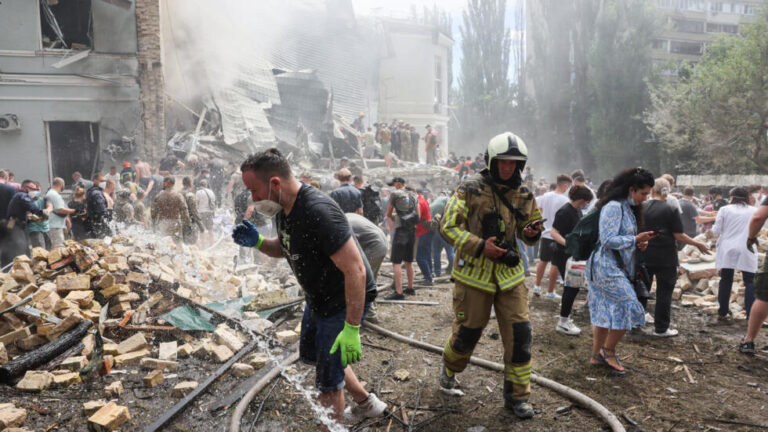Rusia lanza media centena de misiles contra Kiev (video)
