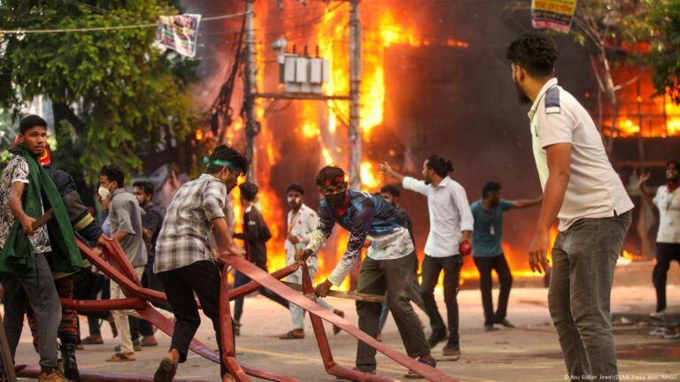 Protestas en Bangladesh dejan al menos una centena de muertos, primera ministra abandona el puesto