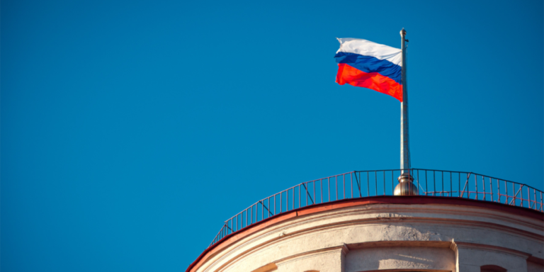 Rusia simplifica los requisitos para residencia, eliminando exámenes de idioma y historia en nuevo decreto.