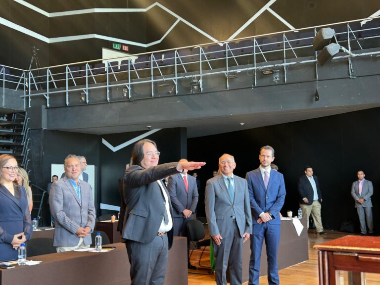 Víctor Antonio de Jesús Hernández asume como Fiscal General de Querétaro entre manifestaciones y enfrentamientos.
