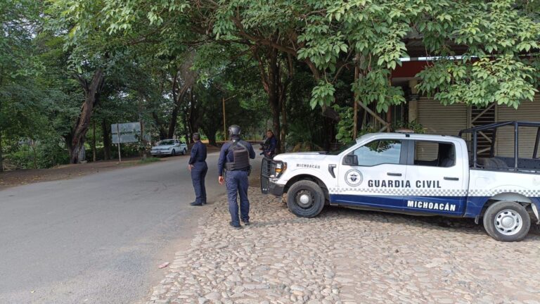 Bloqueos y ataques con explosivos generan caos en Buenavista, Michoacán