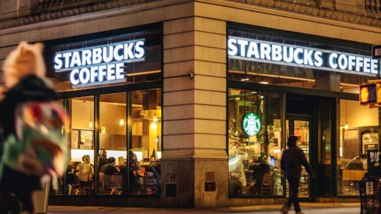 Starbucks anuncia la sustitución de su CEO, generando un notable aumento en sus acciones