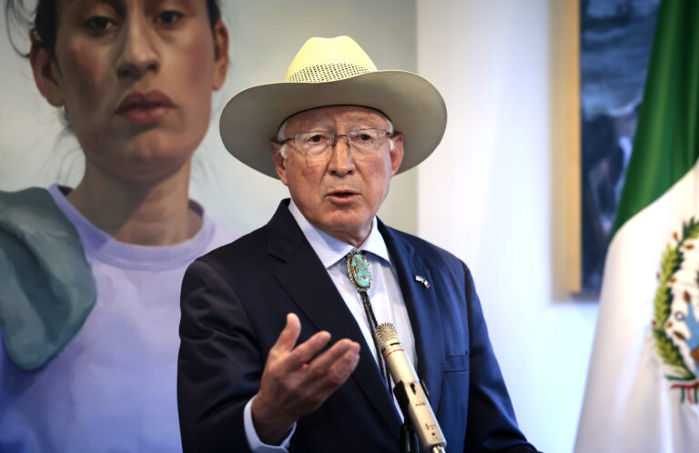 Ken Salazar advierte sobre los riesgos de la elección popular de jueces en México