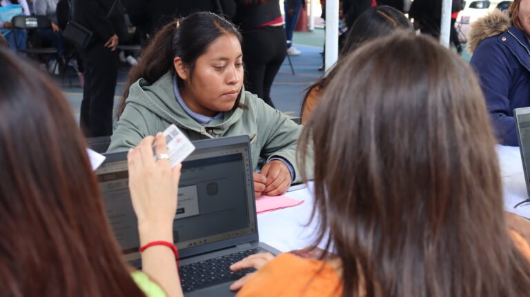 Concluyen IMSS-Bienestar y Conafe credencialización de 3 mil maestros rurales