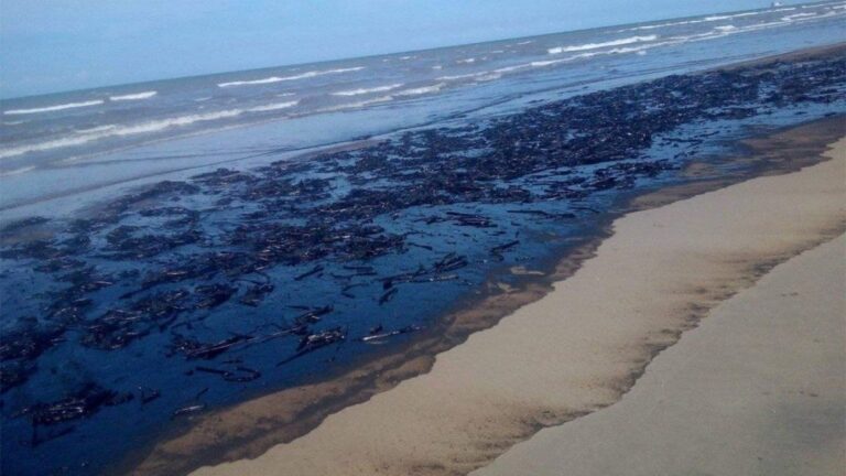 Emergencia ambiental en Venezuela: Derrame de petróleo contamina las playas de Morrocoy