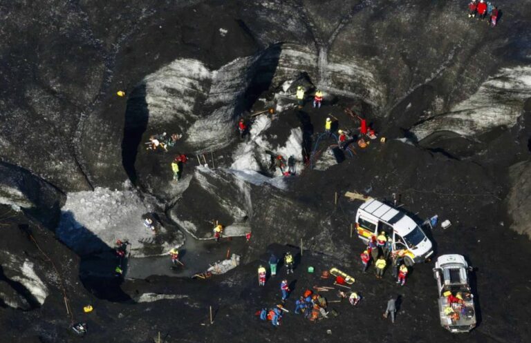 Rescatistas en Islandia luchan contra el tiempo tras colapso mortal de cueva de hielo