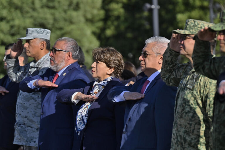 Gobernadora encabeza ceremonia de izamiento de bandera en Toluca