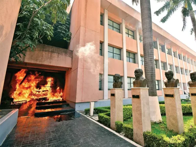 Normalistas Vandalizan el Congreso de Guerrero en Protesta por Investigación de Ayotzinapa