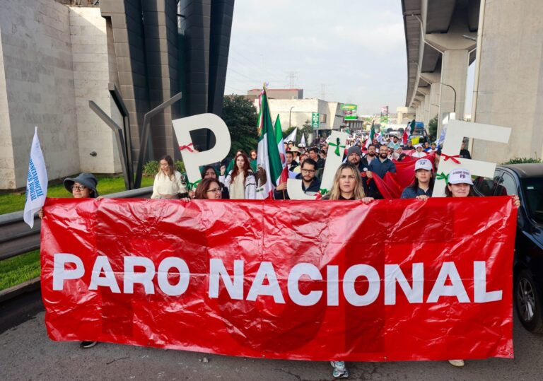 Trabajadores del Poder Judicial de la Federación Marchan en la Carretera México-Toluca contra la Reforma Judicial