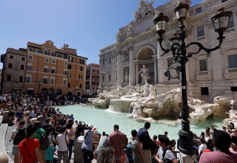 Roma considera cobrar acceso a la Fontana di Trevi para regular el turismo