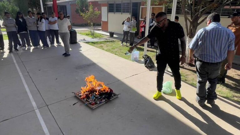 Escuela en Durango genera polémica tras destruir celulares y objetos prohibidos de los estudiantes