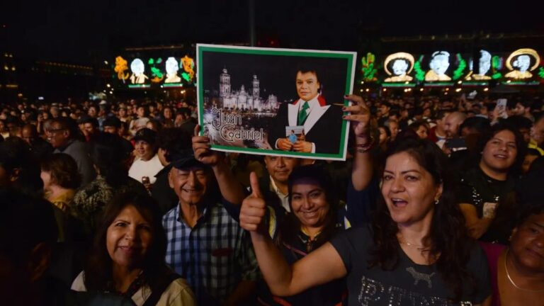 Concierto de Juan Gabriel en Bellas Artes reúne a 70 mil personas en el Zócalo