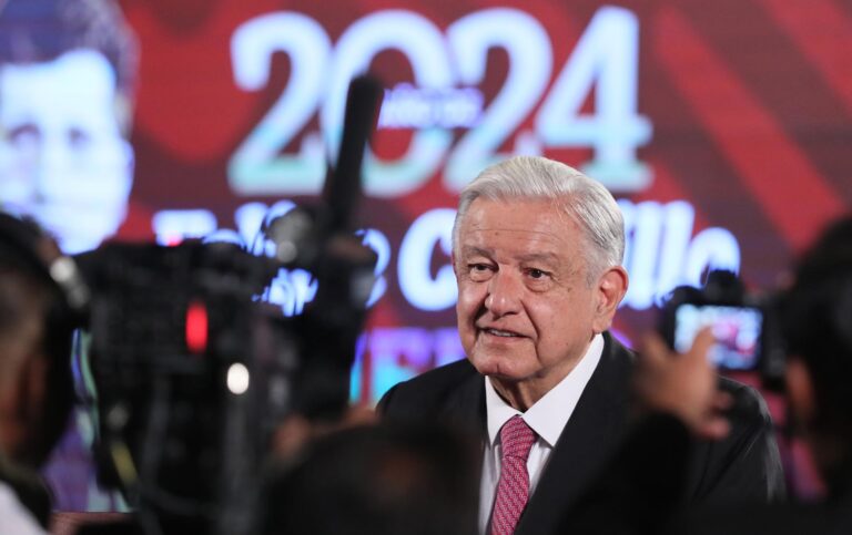 AMLO expresa solidaridad a padres de los 43 normalistas a 10 años de su desaparición