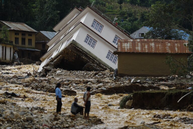 Inundaciones en Nepal causan al menos 200 muertes y complican las labores de rescate
