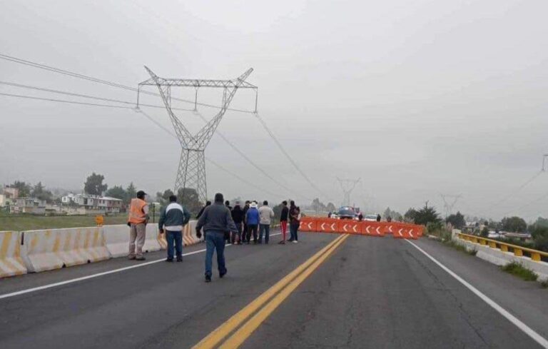 Vecinos de Santa Juana protestan en la carretera Lerma-Valle de Bravo