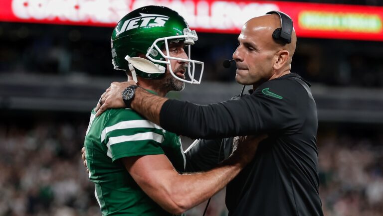 Tensión en los Jets: Rodgers evita abrazo de Saleh tras la victoria