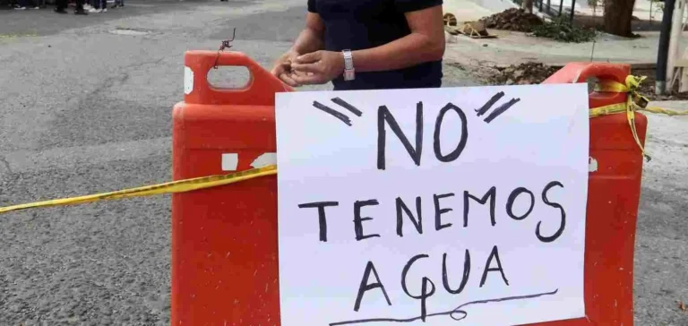 Vecinos de Santa María de las Rosas en Toluca bloquearon avenida Pino Suárez exigiendo agua