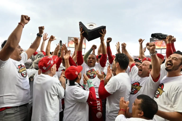 Diablos Rojos hacen historia y avanzan a la Serie del Rey tras remontada épica