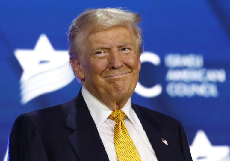 Trump Critica a Kamala Harris en Discurso de Apoyo a la Comunidad Judía