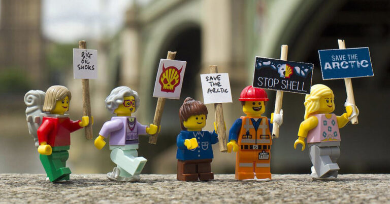 LEGO tendrá una producción más sustentable al sustituir plásticos por materiales reciclados.