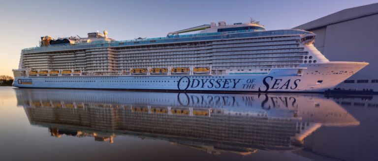 Crucero Odyssey varado en Irlanda del Norte retrasa su vuelta al mundo por problemas técnicos