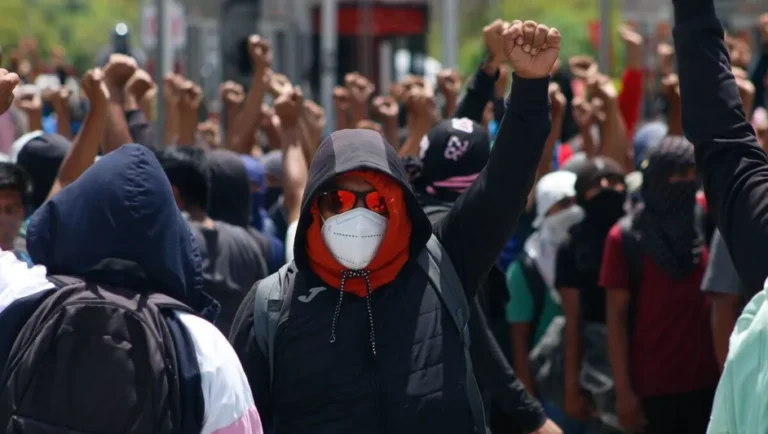 Normalistas de Ayotzinapa bloquean parcialmente la Autopista del Sol en Chilpancingo