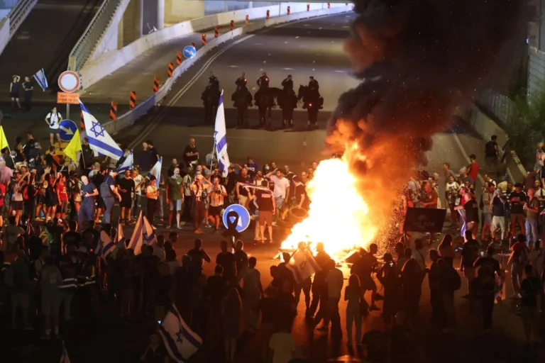 Manifestantes toman Tel Aviv, exigen alto al fuego en Gaza