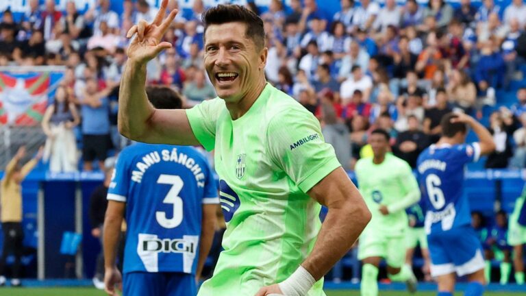 Robert Lewandowski lidera la goleada del Barcelona con triplete ante Alavés