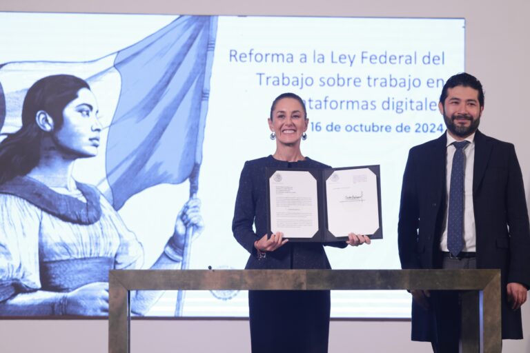 Presidenta firma iniciativa para asegurar derechos a trabajadores de plataformas digitales
