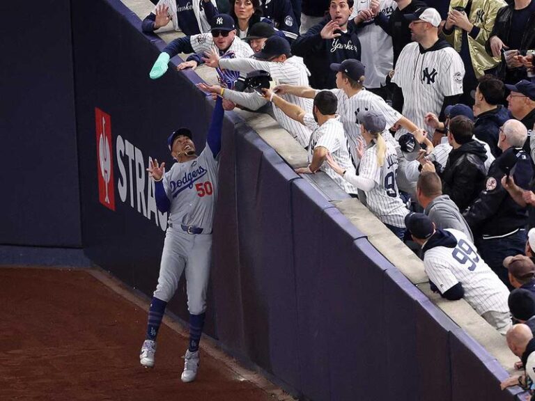 Aficionados de los Yankees expulsados por interferir en la atrapada de Mookie Betts en la Serie Mundial
