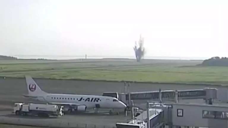 Bomba de la II Guerra Mundial estalla en aeropuerto de Japón