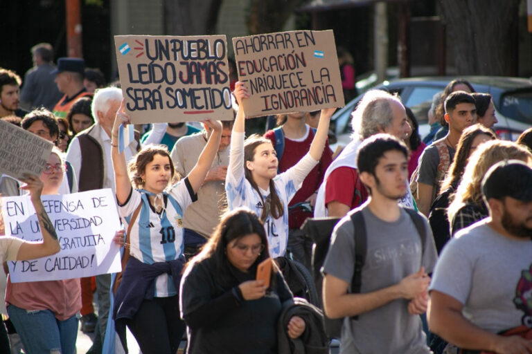 Marcha en defensa de la Universidad Pública en Argentina