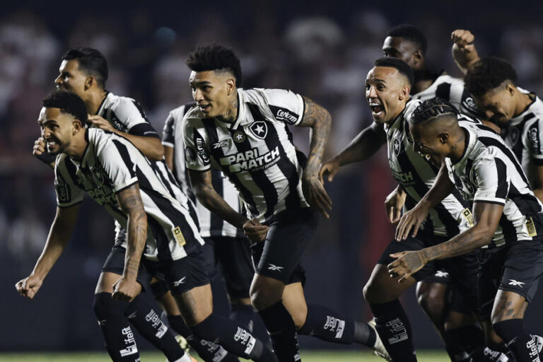 Botafogo avanza a su primera final de Copa Libertadores pese a derrota ante Peñarol