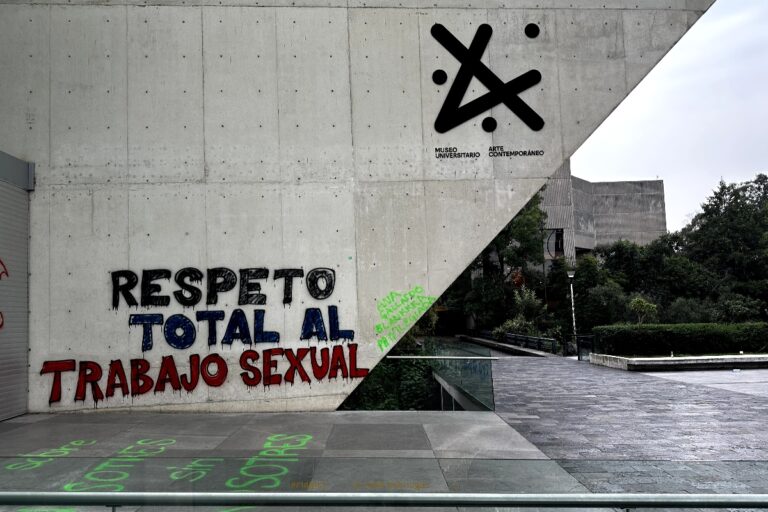 Protesta en el MUAC: Exigen retirar obra de Ana Gallardo por revictimización de trabajadoras sexuales