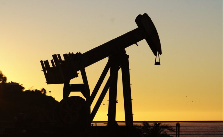 Incremento de precios del petróleo ante temores de escalada en Medio Oriente